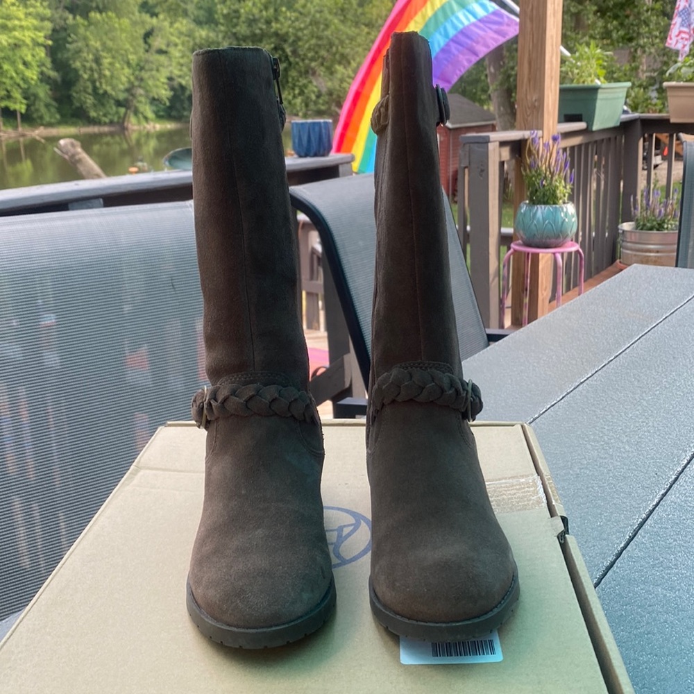 Lands’ End girl’s riding boots, size 3 light brown.